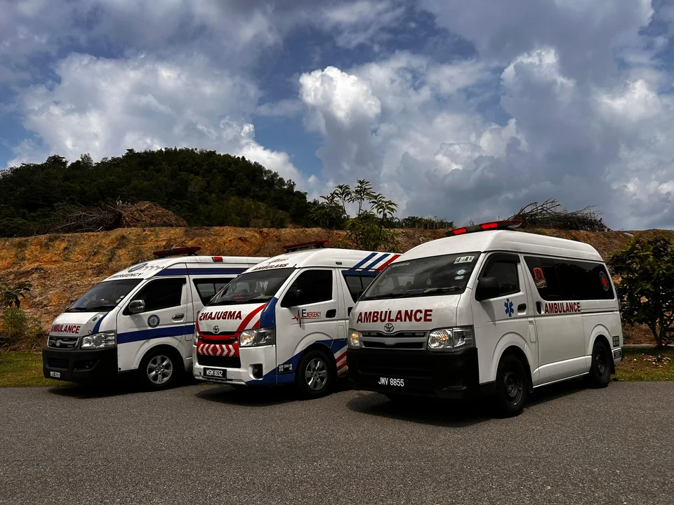 Armada ambulans SHA dilihat dari sudut sisi.